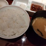 ステーキハウス ケルン アネックス - ご飯、味噌汁、漬物