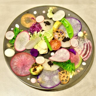 アートのような美しい一皿やグローバルな味わいの料理