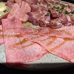 焼肉 牛猿 - タン盛り合わせ