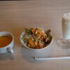 YAMANO CURRY - セットのスープ、サラダ、ラッシー