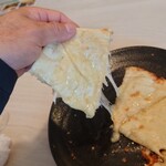 YAMANO CURRY - チーズナンのとろけるチーズが伸びてる