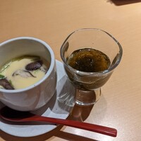 全席個室 鮨やハレの日 大宮東口駅前店 - まずは最初に茶碗蒸しともずく酢が出てきますよ…