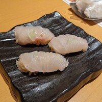 全席個室 鮨やハレの日 大宮東口駅前店 - 次に、クエが出てきて…　この後はタブレットで注文した品が出てきますよ…
