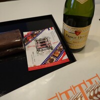 シーン - しかも、このフレンチおせちには、ワイン1本(赤・白・泡から選べる)とガトーショコラ、