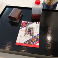 シーン - 我が家がオーダーしたのは、◯フレンチおせち 1段重(2～3人前)￥21,600
                    
                    受け取ると、1段重とはいえずっしり重たい！( ﾟДﾟ;)
                     サイズはなんと約30㎝×35㎝、高さ6㎝の超特大サイズ！