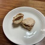 村上開新堂 - ダックワーズ[塩キャラメル] 230円
      断面アップ