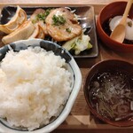 Dandadan - 餃子・チャーシュー定食（大盛）。
