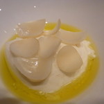 スペシャリティ：塩とオリーブが主役　山羊の乳のチーズのヴァバロア