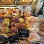 La Brioche - 店内には人気のハード系のパンを初め焼き立てのパンが並び次々に常連客に買われていきます。
       