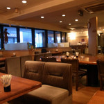 オランプ - 落ち着いた雰囲気の広い店内