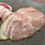 A e B - 猪の干し肉とハム