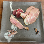 A e B - 干し肉盛合せ