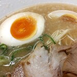 豚骨屋 - 味玉、煮玉子？良い感じに半熟でした