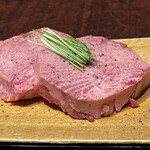 黒毛和牛焼肉 虎斑 北新地店 - 特上厚切りタン