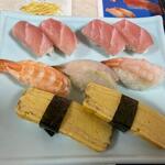 Sushi Wakatake Maru - ミニマグロ寿司１４３円とエビ３種盛１６５円、玉子１１０円は一緒のお皿で下のテーブルから登場です。