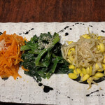 黒毛和牛焼肉 虎斑 - ナムル盛