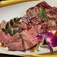 黒毛和牛焼肉 虎斑 北新地店 - 三日月（手前）と特選ハラミ
