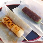 しず花 - みたらし団子、つぶあん団子 各90円✨店先で頂きましたがお餅が温かくてやわらかくて美味しいです。