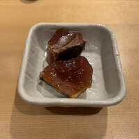 まんてん鮨 日比谷オクロジ店 - かつお　玉ねぎ醤油