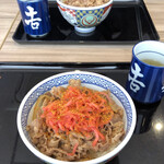 吉野家 - 紅生姜と七味をのせて。