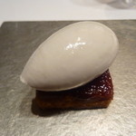 カンテサンス - ココナッツクリームをのせたパイナップルのタルト