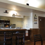 備前珈琲屋 - 白と木を基調とした店内。