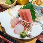 ゆたか - 刺身！真鯛の皮を炙っている所が高ポイント！香ばしい刺身なんて初めて！