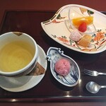 ゆたか - 食後はお茶だけかと思ったらデザートまで付いて来た！マンゴー緑茶は確かに香りはマンゴー！飲むと薄いお茶！ギャップが梅昆布茶的！