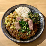 吉田カレー  - 闇鍋カレー 並・角切りローストポーク・ネギと干し海老のアチャール・中華アチャール