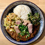 吉田カレー  - 闇鍋カレー 並・角切りローストポーク・ネギと干し海老のアチャール・中華アチャール