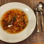165555318 - 具沢山のミネストローネは、大皿にボリュームたっぷり♪野菜の滋味に癒される熱々のごちそうスープ