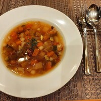 さくら vita - 具沢山のミネストローネは、大皿にボリュームたっぷり♪野菜の滋味に癒される熱々のごちそうスープ