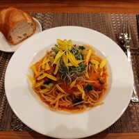 さくら vita - 週替わりパスタは鯖と白身魚と林檎のラグートマトソース、ツリースタイル♪奥は温められたシンプルなバゲット