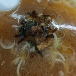 支那ソバ かづ屋 - 終盤揚げネギ投入