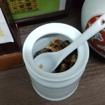 支那ソバ かづ屋 - 卓上の揚げネギ