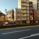 支那ソバ かづ屋 - 山手通りの反対側から、混んでるね