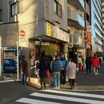 支那ソバ かづ屋 - 食べ終ってもこの混雑ぶり