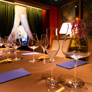 A space that combines the tranquility of Asia with the opulence of 16th century Paris.