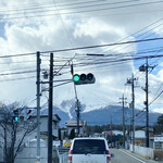 手打ちうどん ムサシ - お店すぐの上宿西の交差点からは大きな富士山