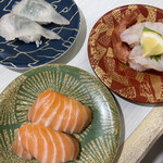 海鮮寿司とれとれ市場 - 白浜産活〆真鯛の梅肉、トロサーモン、赤海老