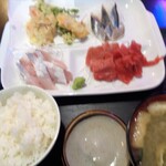 ほっぺのこめつぶ - 料理写真:刺身の3種類に天ぷら付き