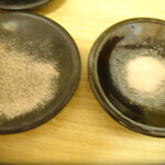 とんかつ檍 - ヒマラヤ岩塩「左」ピンク岩塩「右」ヒマラヤが一番好きです。