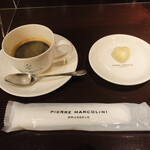 ピエール マルコリーニ - エスプレッソ等のドリンクにはチョコレートが１個付いてきます♪