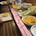 Baikingu Resutoran Shidaka - サラダ・おかず・主食と並ぶレーン