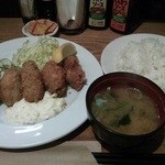 ビアキッチン ラグー - オーソドックスなカキフライ定食　７００円。