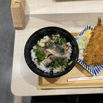 漁師食堂 三河丸 - 炙りいわし丼と三河フライ 1190円
            （ + みそ汁をあさり汁へ変更 400円）
            丼アップ