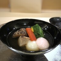 鮨 そえ島 - ◆博多雑煮・・こちらで「博多雑煮」を初めて口にしたのですが、博多は「鰤」が入りますし お出しのお味もよく美味しい。緑の葉は「カツオ菜」といい博多雑煮には欠かせない品。 でも他のお料理では見たことが無いような。(^0^;)