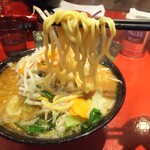 ラーメン 厚木家 - 「ラーメン」＋「野菜畑」麺アップ