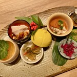 Nogizaka Yui - 前菜盛合せ：柚子仕立てのクラゲ、白子の炙り ピリ辛の大根おろし、よだれ鶏、子持ち昆布の松前漬け、沖しじみの紹興酒と醤油漬け、スティックセニョールと青ザーサイの和えもの