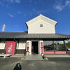 珈琲蔵人 珈蔵 - よく晴れた熊本の空に映える蔵風店舗。
（手前に私の影（笑））